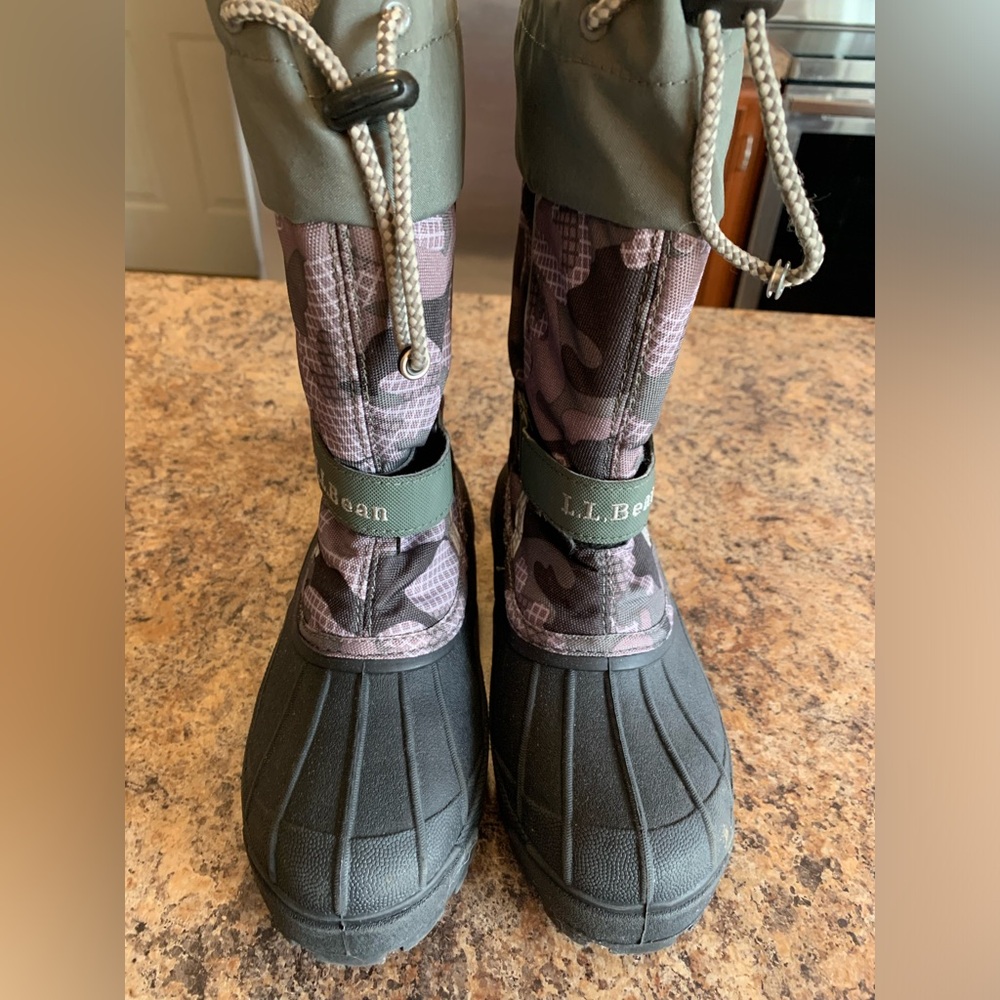 LL Bean boy’s snow boots size 2 like new!